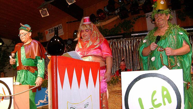 Das örtliche und überörtliche Geschehen nahmen als Retter der Welt Robin Hood (Fritz Betz), die bezaubernde Chinny (Holger Betz) und Neptun (Kilian Hügerich) aufs Korn