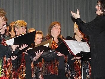 Dieses Foto entstand beim Auftritt der Sängerlust zum 60-jährigen Jubiläum des Liederkranzes Bad Bocklet. Rechts Chorleiterin Andrea Metzler. Fotos: Björn Hein