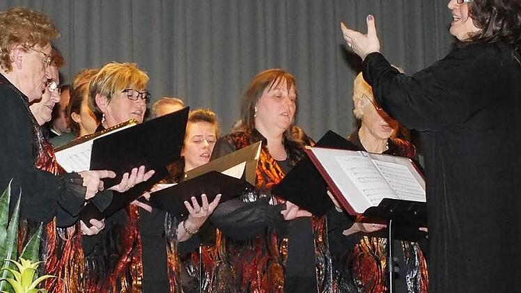 Dieses Foto entstand beim Auftritt der Sängerlust zum 60-jährigen Jubiläum des Liederkranzes Bad Bocklet. Rechts Chorleiterin Andrea Metzler. Fotos: Björn Hein