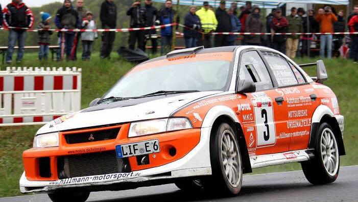 Vor mehreren hundert Schaulustigen brachte der Ebensfelder Ralf Hillmann den Mitsubishi Lancer Evo auf Gesamtrang zwei über die Ziellinie. Erstmals mit an Bord war diesmal Frederick Wiltfang.