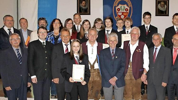 Die Geehrten mit den Ehrengästen Bürgermeister Wolfgang Beiergrößlein, Schirmherrn Landrat Oswald Marr und Vorsitzendem Günter Soja