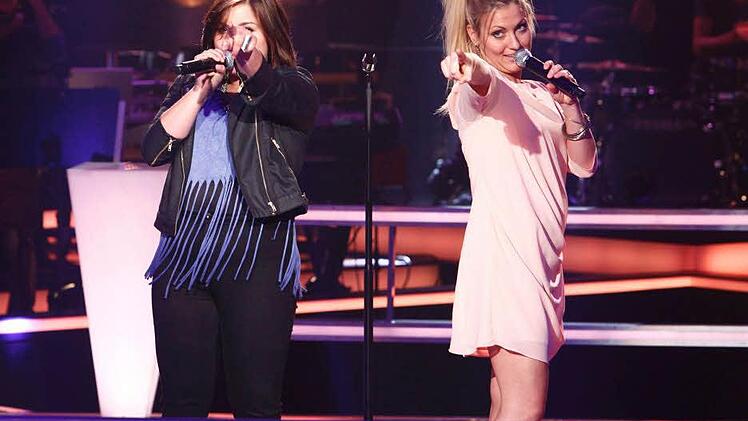 Hanna Iser (r.) aus Nürnberg, hier mit Violeta Kokollari aus München, hat am Freitagabend die Battles bei "The Voice of Germany" auf Sat1 nicht überstanden. Die Jury bestehend aus Max Herre, Nena, Samu Haber und The BossHoss hat Iser nicht in die nächste Runde gewählt. Foto: © SAT.1/ProSieben/Richard Huebner