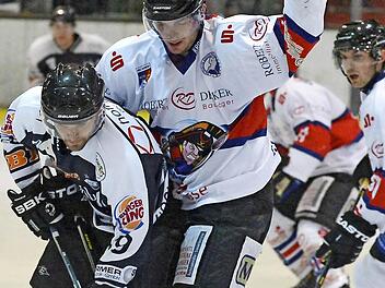 Höchstadts Martin Vojcak (links) - hier im Vorrunden-Heimspiel gegen Dorfen - feierte mit den Alligators am Freitagabend bei den Eispiraten einen 4:3-Auftaktsieg in der Play-off-Zwischenrunde. Foto: Picturedreams/Archiv