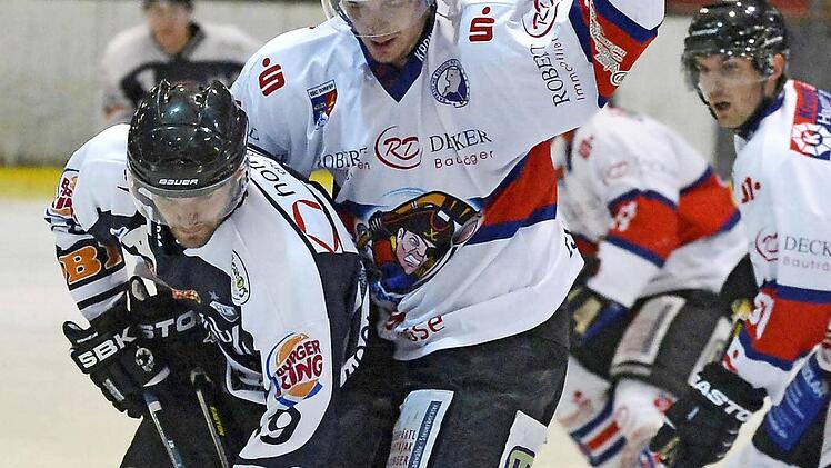 Höchstadts Martin Vojcak (links) - hier im Vorrunden-Heimspiel gegen Dorfen - feierte mit den Alligators am Freitagabend bei den Eispiraten einen 4:3-Auftaktsieg in der Play-off-Zwischenrunde. Foto: Picturedreams/Archiv