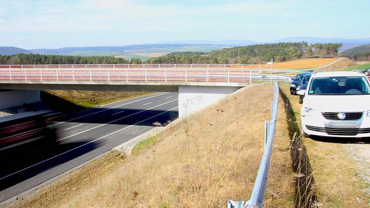 Über dem Autobahnzubringer verläuft zwischen Münnerstadt und Strahlungen die KG 14. Foto: Heike Beudert