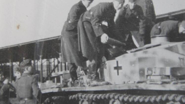 Bei der Ausbildung am Sturmgeschütz ist Herbert Burkholz auf dem Panzer mit einer Geschosshülse in der Hand zu sehen.