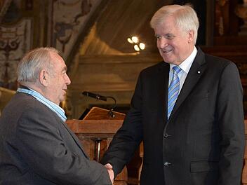 Der Kronacher Heinz Hausmann (l.) erhielt den Bayerischen Verdienstorden von Ministerpräsident Horst Seehofer. Foto: Bayerische Staatskanzlei