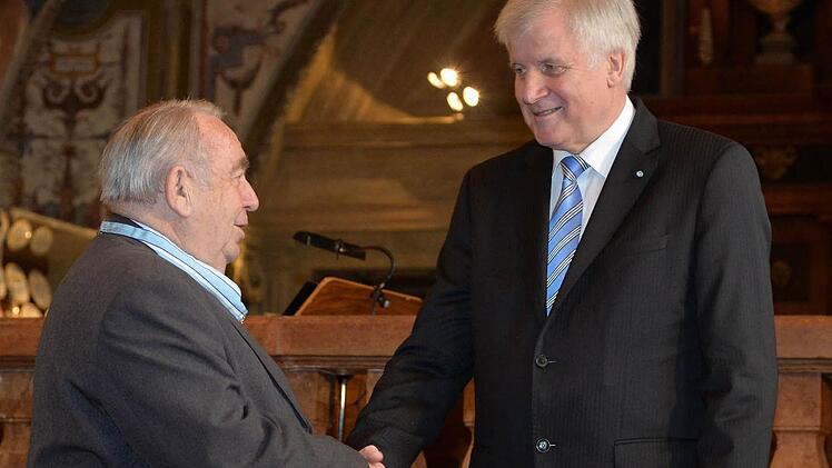 Der Kronacher Heinz Hausmann (l.) erhielt den Bayerischen Verdienstorden von Ministerpräsident Horst Seehofer. Foto: Bayerische Staatskanzlei