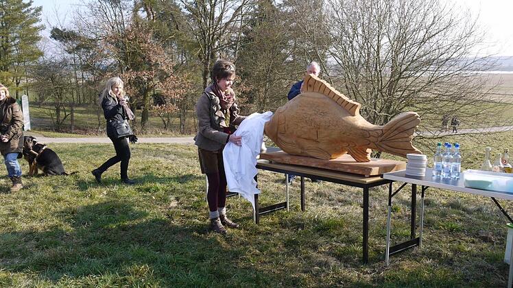 Die Karpfenkönigin enthüllt einen Holzkarpfen Foto: Pauline Lindner