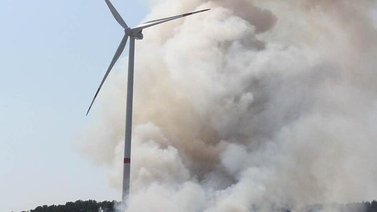 Ein Feld direkt brannte am Freitagnachmittag am ersten Windrad der WEA Windheim. Foto: Arnold Nöth