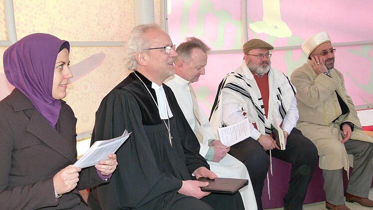Sie gestalteten das Friedensgebet (v.l.): Daniela Medina Isljami, Hans-Martin Lechner, Ulrich Ortner, Chasan Arieh Rudolph und Imam Coskun Sirri Mert. Foto: mkh