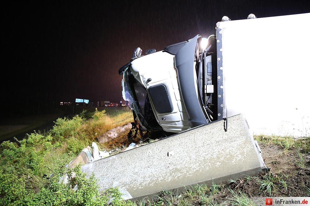 Lkw kippt um und blockiert komplette A9