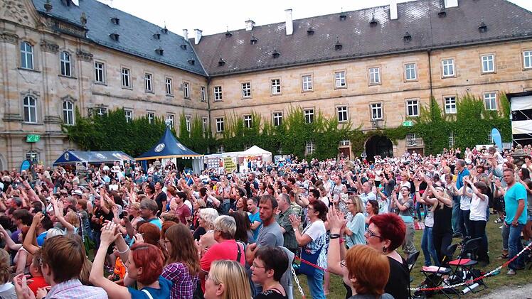 Michael Patrick Kelly zog seine Zuhörer beim Gastspiel im Rahmen des "Tambacher Sommers". Foto: Jochen Berger