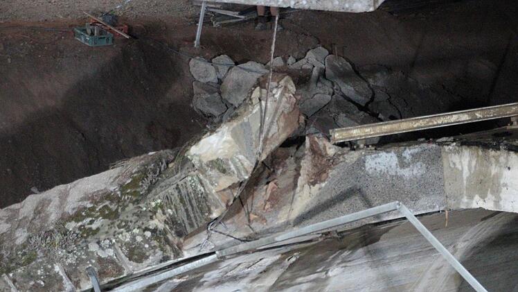 Am ersten herausgesägten Segment hing noch ein fingerdicker Armierungsstahl. Die Steine fielen auf die Balken.  Foto: Friedwald Schedel