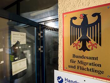 Die Fl&uuml;chtlingsdebatte bestimmt weiterhin den politischen Diskurs. Innenminister Horst Seehofer besucht deshalb das BAMF in Mittelfranken. Symbolbild: Michael Reichel/dpa