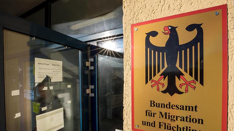 Die Fl&uuml;chtlingsdebatte bestimmt weiterhin den politischen Diskurs. Innenminister Horst Seehofer besucht deshalb das BAMF in Mittelfranken. Symbolbild: Michael Reichel/dpa