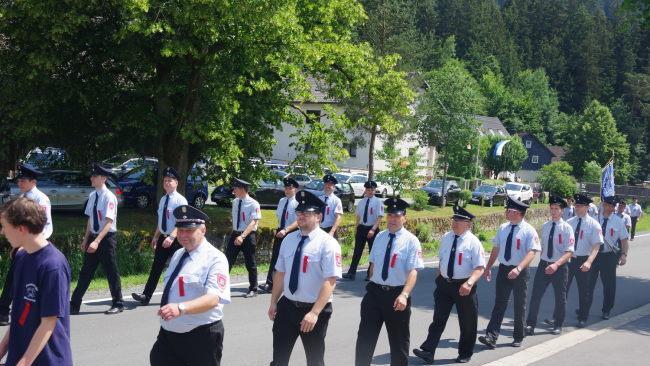 Der gro&szlig;e Festumzug bildete den H&ouml;hepunkt des 125-j&auml;hrigen Jubil&auml;ums der FFW Gifting. Foto: Heike Sch&uuml;lein