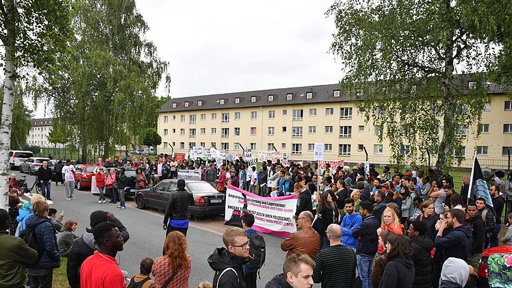 200 Menschen demonstrierten am Samstag, 23. Juni, gegen die Aufnahmeeinrichtung Oberfranken. Foto: Ronald Rinklef