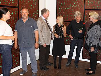 Eine Besucherin hat dem Münchner Künstler Peter Rutzmoser (2 v.r.) sogar eine rote Rose mitgebracht. Im Gespräch nach der Ausstellungseröffnung unterhalten sich vor einigen seiner Werke (v. l.) die Zweite Bürgermeisterin Angela Hofmann, der Zweite Vorsitzende des KKV Willi Karl, Vorsitzender Karol J. Hurec, Tina Köhler vom "Haus der Kunst" in München sowie Krystyna Hurec-Diaczyszyn.  Michael Wunder