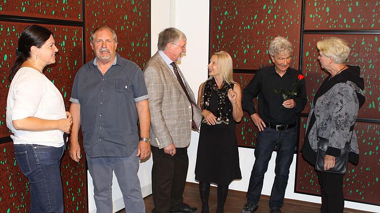 Eine Besucherin hat dem Münchner Künstler Peter Rutzmoser (2 v.r.) sogar eine rote Rose mitgebracht. Im Gespräch nach der Ausstellungseröffnung unterhalten sich vor einigen seiner Werke (v. l.) die Zweite Bürgermeisterin Angela Hofmann, der Zweite Vorsitzende des KKV Willi Karl, Vorsitzender Karol J. Hurec, Tina Köhler vom "Haus der Kunst" in München sowie Krystyna Hurec-Diaczyszyn.  Michael Wunder