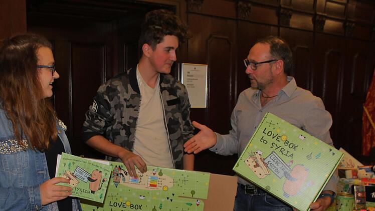 Matthias Vollmuth (rechts) stellt die Aktion "Liebe im Karton" vor. Foto: Werner Vogel