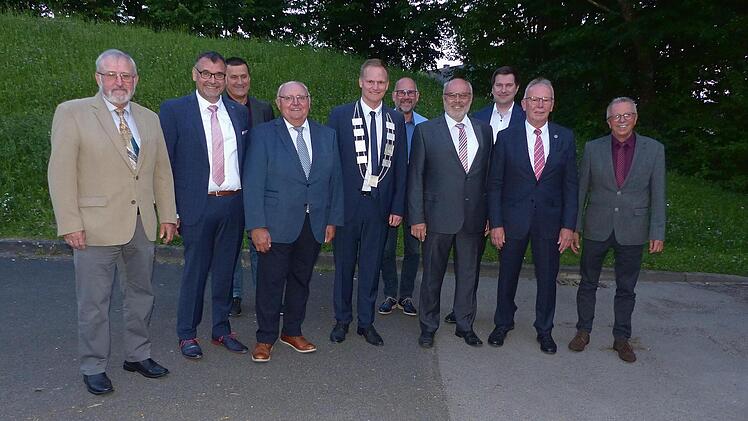 Weit über hundert Jahre "Ratserfahrung" verabschiedete Oerlenbachs Bürgermeister Nico Rogge beim Ehrenabend der Gemeinde. Wegen der Corona-Pandemie konnten erst jetzt der 2020 ausgeschiedene Bürgermeister Franz Kuhn und die ehemaligen Ratsmitglied...