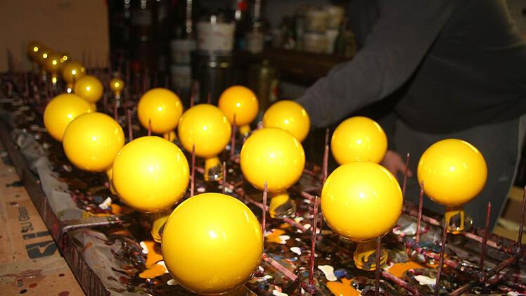 Auf Kundenwunsch fertigt Silke Eckardt auch eine Mini-Auflage von Kugeln in Neongelb. Foto: Sonja Adam