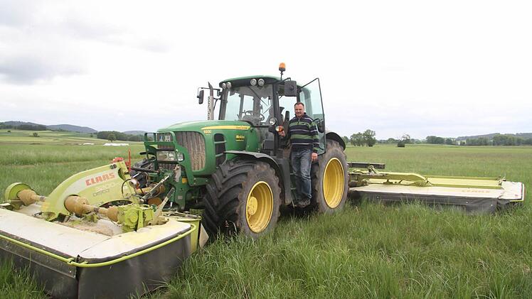 Hermann Grampp bewirtschaftet selbst 90 Hektar und hat dazu ein Mährwerk, das neun Meter breit ist, im Einsatz