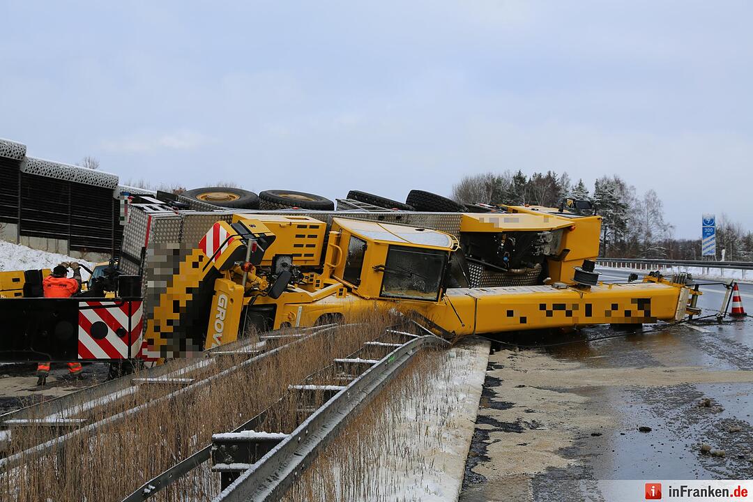 Tonnenschwerer Autokran stürzt auf schneeglatter A93 um
