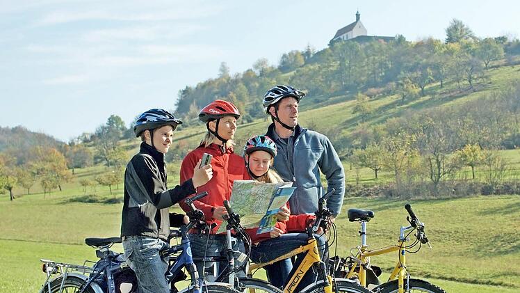 Die "Vesper-Tour" führt Familien auch an der Wurmlinger Kapelle vorbei. Foto: djd/Tourismusförderung Landkreis Tübingen/G. Groebe