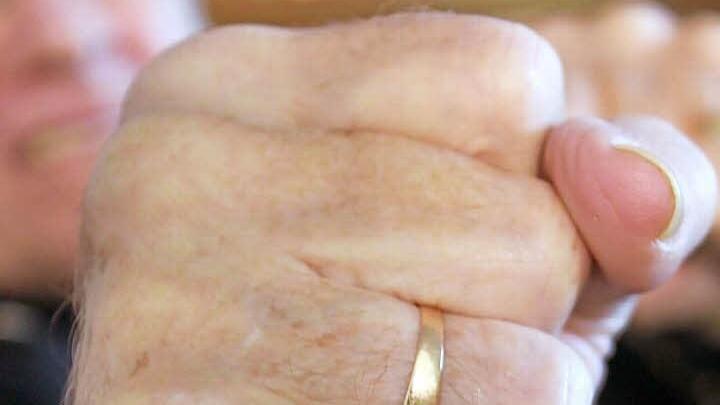 Zwei ältere Herren gerieten in Streit, dabei waren wohl auch Fäuste im Spiel. Symbolfoto: Anette Schreiber