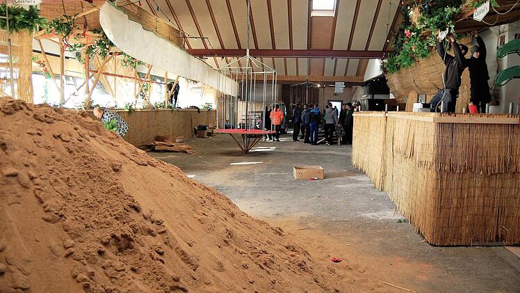 Auf 30 Tonnen Sand, bei 30 Grad Wärme und heißer Musik lässt es sich auch im Winter gut feiern.  Foto: Sigismund von Dobschütz