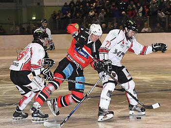 Der EHC Königsbrunn muss gewinnen, um noch eine Chance auf das Play-off-Finale zu haben. Deshalb müssen sich die Wölfe mit Roman Nikitin (Mitte) erneut auf ein körperbetontes und spannendes Spiel einstellen, welches sie im Hinspiel schon hervorragend gemeistert hatten.  Foto: Hopf