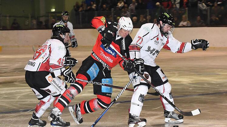 Der EHC Königsbrunn muss gewinnen, um noch eine Chance auf das Play-off-Finale zu haben. Deshalb müssen sich die Wölfe mit Roman Nikitin (Mitte) erneut auf ein körperbetontes und spannendes Spiel einstellen, welches sie im Hinspiel schon hervorragend gemeistert hatten.  Foto: Hopf