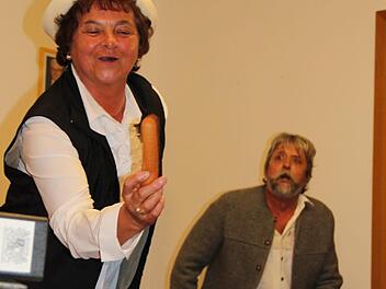 "Da, Altmann! Mogst a Wärschtla?" Frau Müller (Elfi Grampp) kann es nicht lassen, gegen ihren Nachbarn Herrn Altmann (Eberhard Einwag) zu sticheln.  Foto: Katharina Müller-Sanke