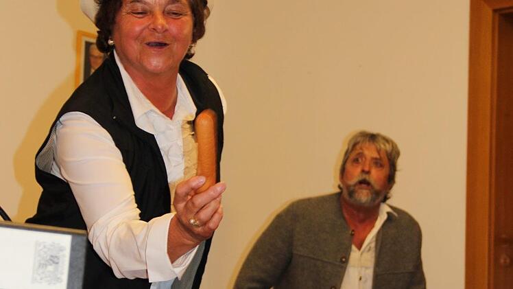"Da, Altmann! Mogst a Wärschtla?" Frau Müller (Elfi Grampp) kann es nicht lassen, gegen ihren Nachbarn Herrn Altmann (Eberhard Einwag) zu sticheln.  Foto: Katharina Müller-Sanke