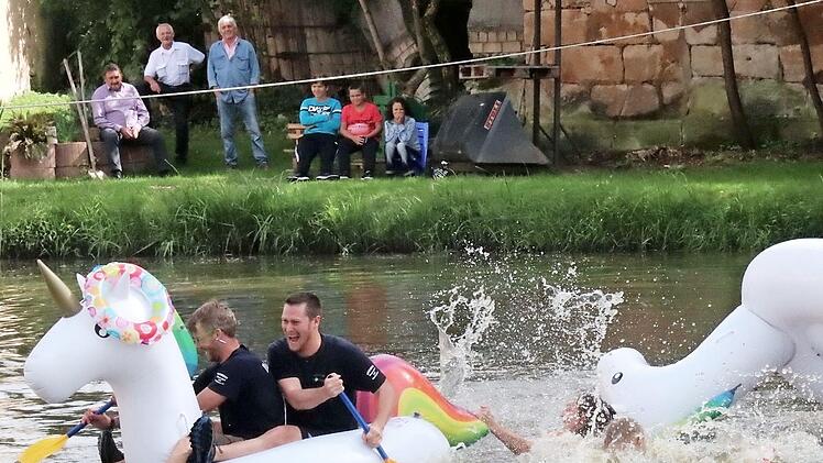 Wer mit dem Einhorn kenterte, hatte die Lacher auf seiner Seite.  Foto: Johanna Blum