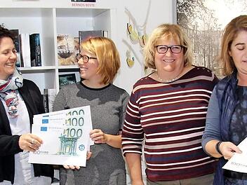 Claudia Belzer, Sandra Wüstner, Carina Harbeuther, Ruthild Schrepfer, Alev Ekici und Retta Müller-Schimmel bei der Spendenübergabe im Lesecafé  Foto: Richard Sänger