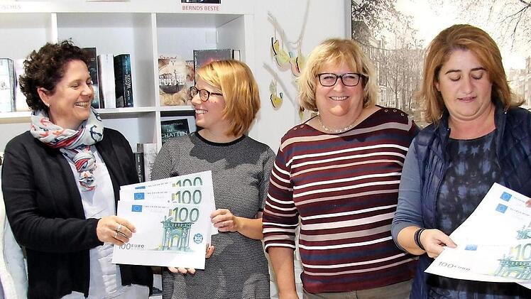 Claudia Belzer, Sandra Wüstner, Carina Harbeuther, Ruthild Schrepfer, Alev Ekici und Retta Müller-Schimmel bei der Spendenübergabe im Lesecafé  Foto: Richard Sänger