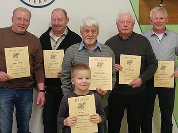Sie freuen sich über ihre Urkunden (hinten, von links): Jürgen Günder, Jürgen Schreiner, Meinhard Olbrich, Oswald Buberl, Michael Günder sowie (vorne) Fabian Günder. Foto: Andreas Lomb