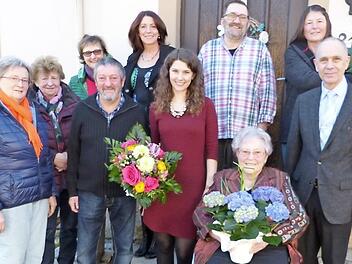 Helga Löffler (vorne) im Kreise der Gratulanten; im Bild (von links) Brigitte Kellner, Irmgard Rödel, Elvira Rödel, Sohn Hans-Günther, Tochter Andrea, Enkelin Sophia, Sohn Erwin, Schwiegertochter Helga und Bürgermeister Franz Uome Foto: Klaus-Peter Wulf