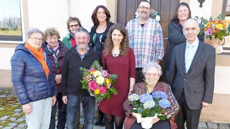 Helga Löffler (vorne) im Kreise der Gratulanten; im Bild (von links) Brigitte Kellner, Irmgard Rödel, Elvira Rödel, Sohn Hans-Günther, Tochter Andrea, Enkelin Sophia, Sohn Erwin, Schwiegertochter Helga und Bürgermeister Franz Uome Foto: Klaus-Peter Wulf