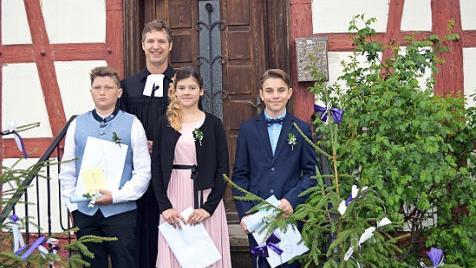 Pfarrer Daniel Schwarz ermutigte die Konfirmanden, auch ungewöhnliche Wege im Glauben zu gehen.  Foto: Thomas Micheel