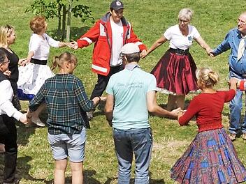 Die "Main-River-Dancers" luden die Umstehenden zum Squaredance ein.  Fotos: Mario Deller