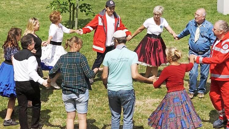 Die "Main-River-Dancers" luden die Umstehenden zum Squaredance ein.  Fotos: Mario Deller