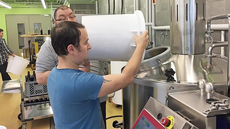 Es wird kräftig zugelangt beim Projekt "Main BräuWerk" der St. Josef Stiftung Michelau/Neuensee.  Foto: K.- H. Hofmann