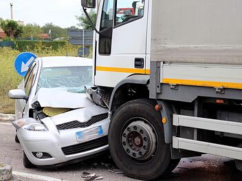 In Mittelfranken geriet ein Lkw auf die Gegenfahrbahn und stie&szlig; mit entgegenkommenden Autos zusammen. Ein Mann erlitt lebensgef&auml;hrliche Verletzungen. Symbolfoto: lupoalb68 /Adobe Stock
