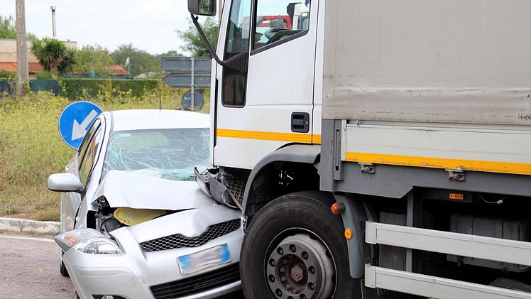 In Mittelfranken geriet ein Lkw auf die Gegenfahrbahn und stie&szlig; mit entgegenkommenden Autos zusammen. Ein Mann erlitt lebensgef&auml;hrliche Verletzungen. Symbolfoto: lupoalb68 /Adobe Stock