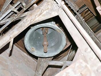 Vier Glocken hängen im Glockenstuhl der Marienkirche in Königsberg.Zum Irrglockenläuten wird die kleinste Glocke angeschlagen.  Foto: sn