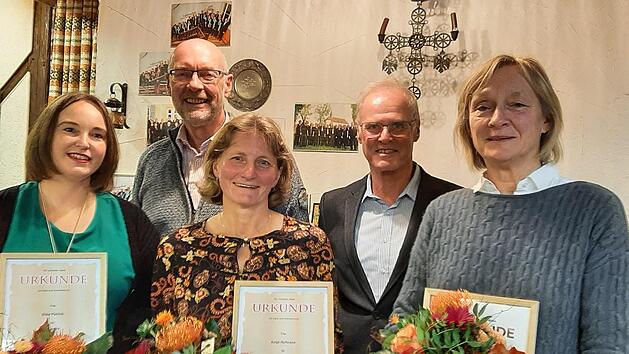 Ehrungen gab es bei Jahreshauptversammlung des Folklorechores Nüdlingen-Bad Kissingen: (von links) Silke Petrick, Antje Hofmann und  Dorothea Heuer-Kretschmer. Hinten links der Vorsitzende des Chores, Georg Schmitt, daneben der Schatzmeister der ...
